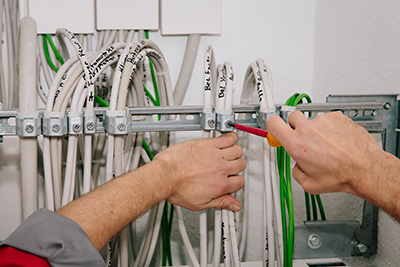 Elektriker verlegt Kabel